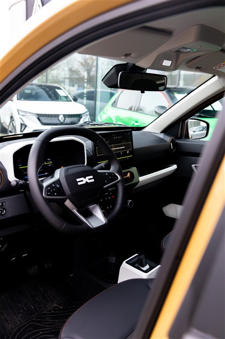 Dacia Spring Electric Innenraum – modernes Interieur mit digitalem Cockpit und Smartphone-Anbindung